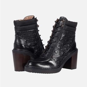 NWT NIB Louise et Cie® Cie Vamba Stamped Leather Black Stacked Heel Boots 7.5